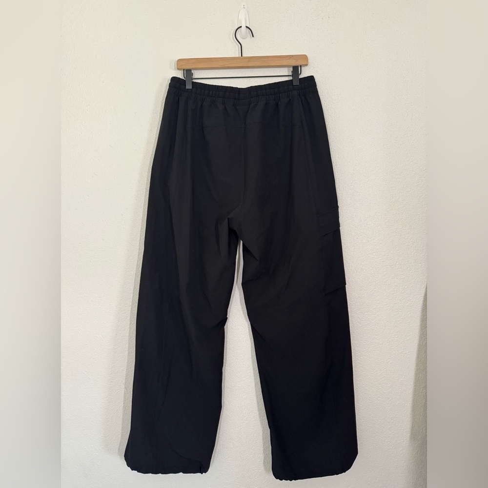 Beyond Yoga Peak Mid Rise Cargo Bungee Pant in Black Size Large NEW - Picture 6 of 9